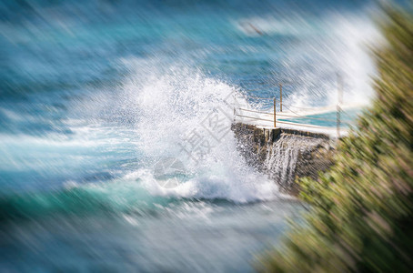 BondiBeach泳池对抗海浪悉尼图片