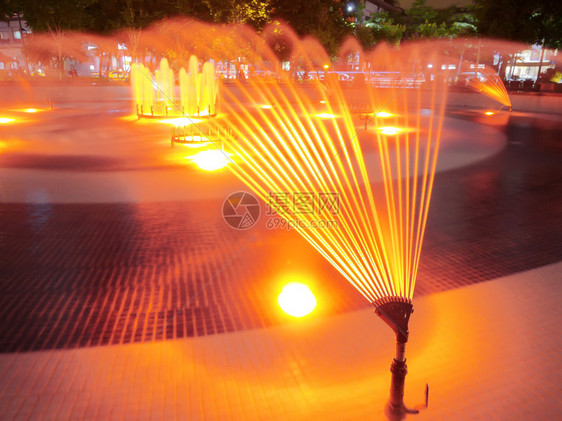 公园里明亮的喷泉图片
