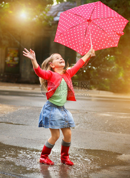 身着红雨靴的Polka圆点雨伞的图片