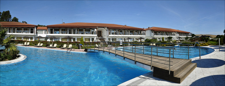 前景为游泳池的酒店图片图片