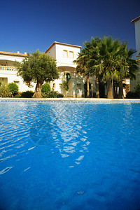 带游泳池的西班牙别墅图片