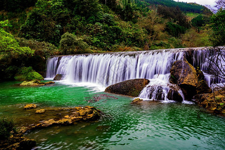 贵州遵义流向水流的瀑布背景