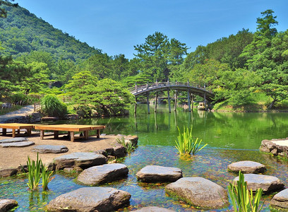 一座木桥日本香川县高松市栗林花园的圆月桥栗林庭园是日本最著名的图片
