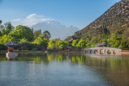 丽江古城场景黑龙潭公园图片