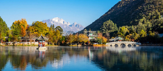 以玉龙雪山为背景的黑龙潭美景图片