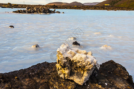 美丽干净的火山水在蓝色泻湖冰岛图片