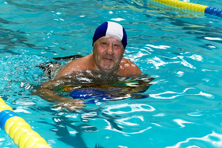 活跃快乐的老人在游泳图片