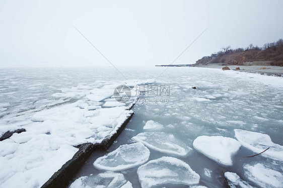 冬天结冰的海惊人的海景清晨在冰封的大海图片