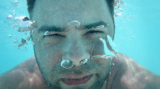 人在海中的气泡的水下肖像图片