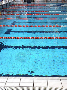 室内游泳池游泳池与蓝色的水和泳道图片