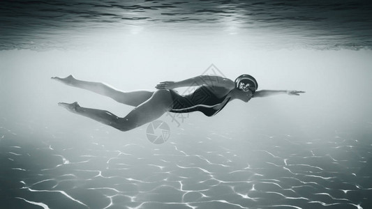 在海中游泳的女人这是一个3d渲染插图图片
