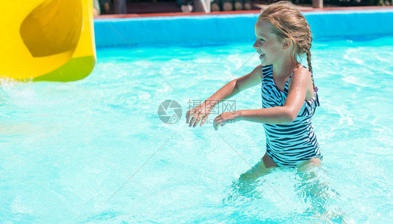 暑假水上乐园的小女孩图片