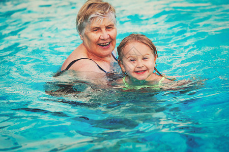 外祖母教孙女游泳图片