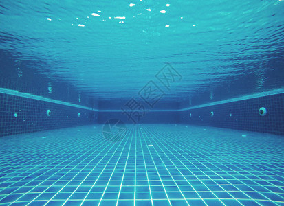 游泳池的水下图片