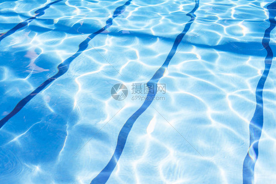 游泳池的夏日泳池图片