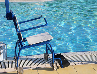 旅游村泳池旁边残疾人专用轮椅车位背景图片