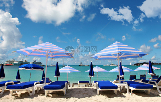 沙滩上的椅子和遮阳伞图片