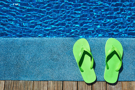游泳池旁的绿色拖鞋图片