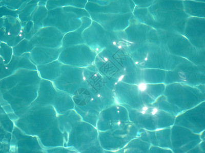 游泳池的水中倒影图片