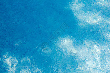 夏季游泳池的清凉水图片