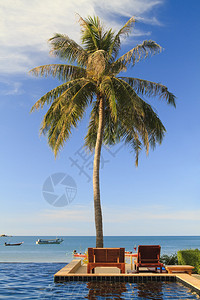 泰国海边游泳池紧靠图片
