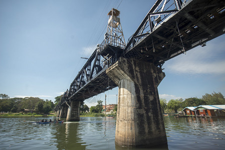 在东南亚泰国中部北碧府的缅泰铁路桂河上的铁路桥图片素材