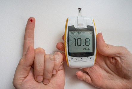 糖尿病患者正在使用血压计检查葡萄糖水平图片