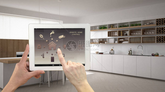 数字平板电脑上的智能远程家庭控制系统带有应用程序图标的设备背景中简约的白色厨房内图片