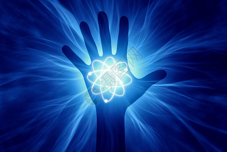 手的剪影与能量射线的图片