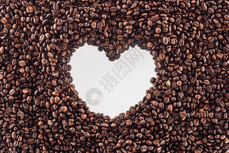 白色烤咖啡豆制成的心脏的顶部视图图片