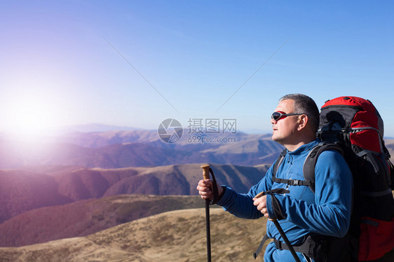 旅人站在山顶眺望大海图片