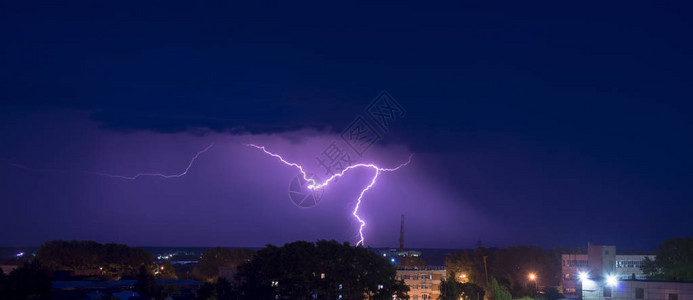 夜间雷暴在城市的建筑物上空图片