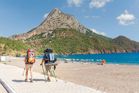 土耳其Adrasan湾海滩附近有一群徒步旅行者图片