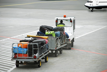 电动汽车到飞机上的行李运输图片