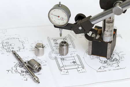 图纸中的千分尺和机器零件图片
