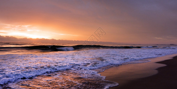 澳大利亚昆士兰州Surfers天堂金色海岸主要海滩上空图片