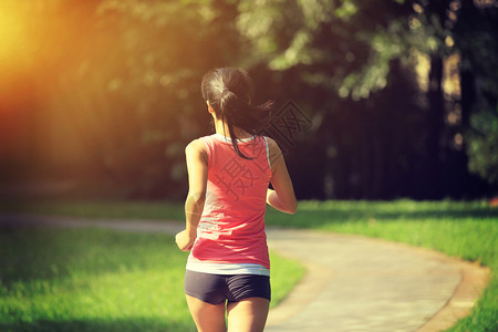 跑步员在公园小径上跑步女健身慢跑图片