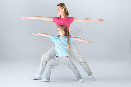 一边看运动的妈和女儿在练习武术瑜伽的时候一起在图片