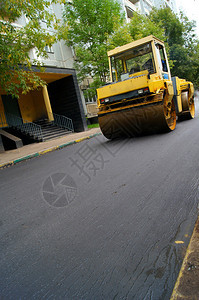 道路维修压实机铺设沥青图片