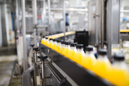 室内工业厂和机械用于加工和装瓶苏打水和橙汁瓶的生产线选择图片