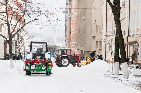 在市政工程和清扫城市街道期间卸下雪图片