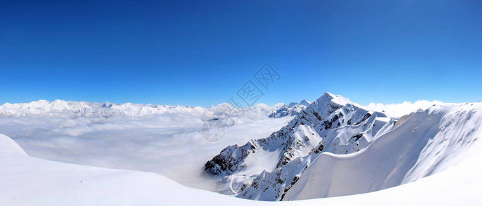 蓝天白云中的雪山图片