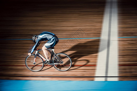 圆柱形上的Cyclistl图片