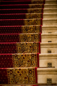 有红色地毯的楼梯图片