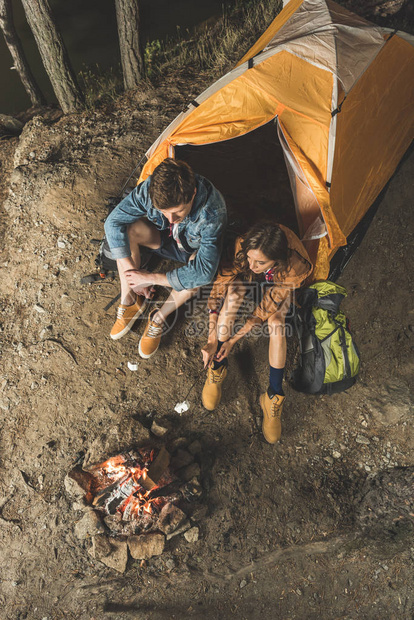 露营之旅中几对在木棍上烤图片