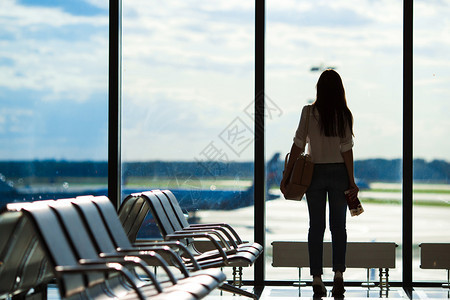 机场休息室等待飞行机的乘客休整图片