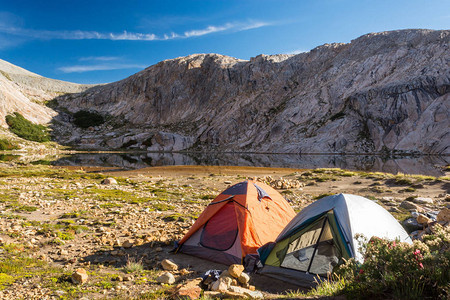 泻湖附近露营地的两个帐篷露营装备早上或下图片