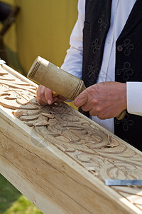 传统工匠用花卉图案雕刻木头图片