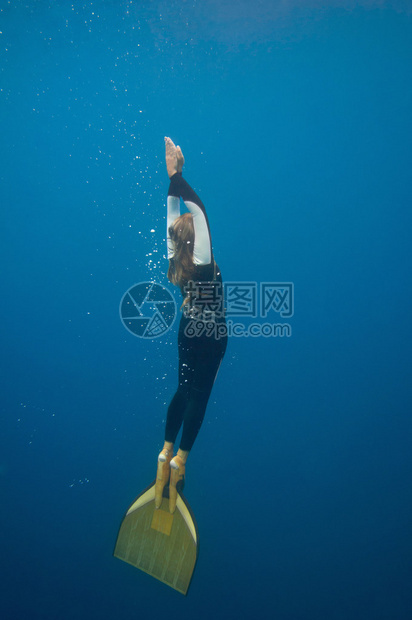 自由的女潜水员优雅地向图片
