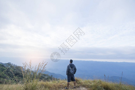 站在山丘上的人图片